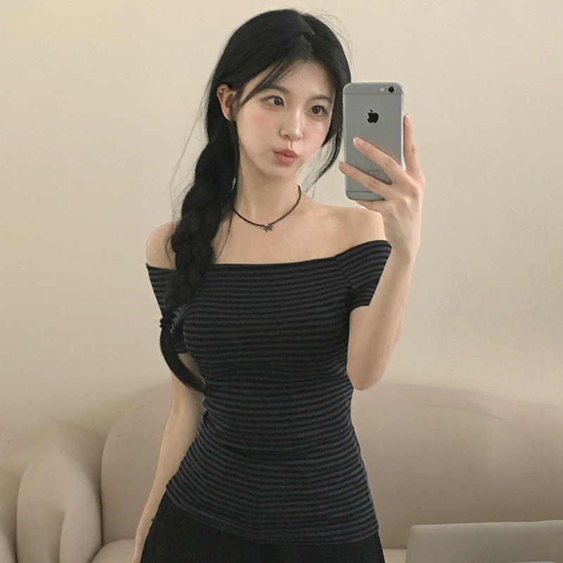 Simple and sweet one-shoulder striped short-sleeved shirt for women with versatile pullover off-shoulder slim base top